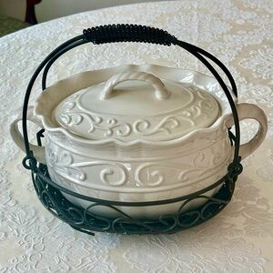 🤍 Celebrating Home 3 1/2 Qt Casserole with Decorative Wire Carrier